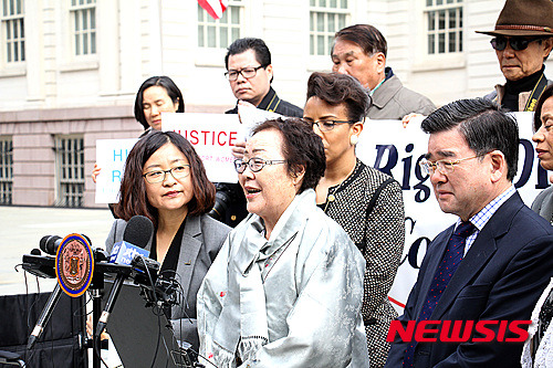 【뉴욕=뉴시스】노창현 특파원 = 위안부피해자에서 위안부활동가로 거듭난 할머니들이 '세계 여성의 날'을 맞아 뉴욕과 워싱턴DC에서 한일위안부 합의 무효를 주장하는 활동을 전개해 관심을 모으고 있다. 이용수(88) 할머니는 8일 뉴욕시청과 유엔본부에서 열린 회견에서 "위안부 할머니들의 마음을 담지 못한 합의는 무효"라고 선언했다. 뉴욕시가 위안부결의안 제출을 발표한 이날 행사엔 로리 컴보 뉴욕시의회 인권위원장과 피터쿠 시의원, 해외 최초의 기림비 건립을 주도한 시민참여센터 김동찬 대표와 캘리포니아 위안부소녀상 건립의 주역 가주한미포럼의 김현정 사무국장 등 시민활동가들이 함께 했다. 2016.03.08. <사진=교회일보 제공>   robin@newsis,com
