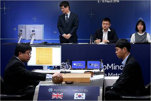 바둑기사 이세돌 9단이 9일 오후 서울 종로구 포시즌스호텔에서 열린 구글 인공지능(AI) 알파고의 첫 번째 대국. 사진=구글 제공