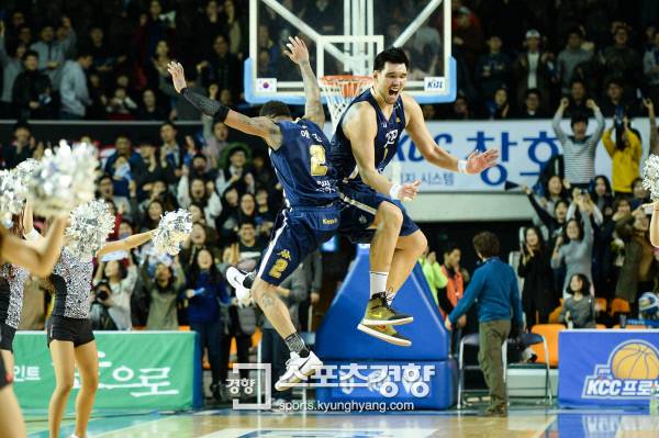 KBL 최강 콤비 하승진과 에밋이 짜릿한 승리를 거둔 뒤 펄쩍 뛰어 몸을 부딪히며 기쁨을 나누고 있다. /KBL 포토