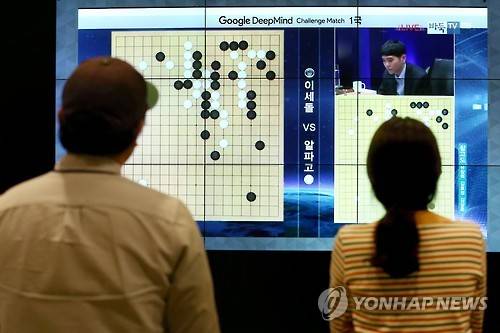 <세기의 대국> 이세돌vs알파고 대국에 관심     (서울=연합뉴스) 진연수 기자 = 인간과 인공지능의 대결로 관심을 모으고 있는 이세돌 9단과 알파고의 반상 대결이 열리는 9일 오후 서울 강남구 구글캠퍼스 서울에서 방문객들이 대국을 관람하고 있다. 2016.3.9     jin90@yna.co.kr