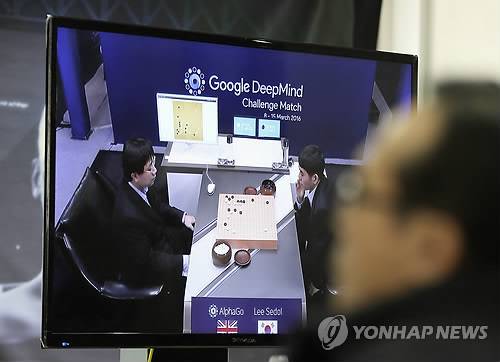 이세돌, 인공지능 '알파고'에 충격 패배      (서울 AP=연합뉴스) 이세돌 9단(화면 오른쪽)이 9일 서울 포시즌스 호텔에서 진행된 구글 인공지능 '알파고(AlphaGo)'와의 구글 딥마인드 챌린지 매치 1국에서 186수 만에 흑으로 불계패했다.     인공지능이 바둑에서 인간 최고수를 이긴 것은 이번이 처음. 사진은 이날 서울의 한국바둑협회 사무실에서 한 남성이 생중계 방영되는 대국을 TV화면으로 지켜보는 모습.     bulls@yna.co.kr