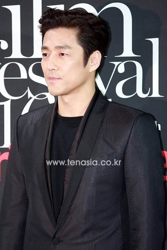 배우 지진희가 10일 오후 서울 강남구 신사동 CGV 청담씨네시티점에서 열린 ‘제 5회 마리끌레르 영화제’에 참석해 포토타임을 갖고 있다.