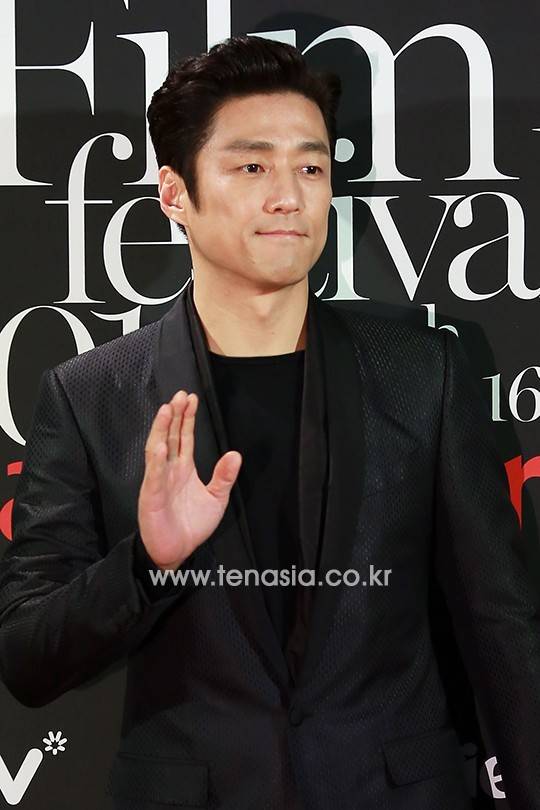 지진희가 포즈를 취하고 있다. (마리끌레르 영화제)