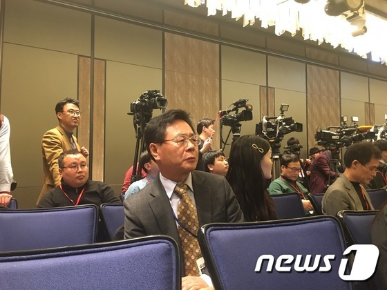 이세돌 9단과 구글 딥마인드의 인공지능(AI) '알파고'가 10일 오후 서울 광화문 포시즌스호텔에서 제2대국을 펼치고 있는 가운데 이 9단의 스승인 권갑용 8단이 경기를 지켜보고 있다. 2016.3.10/뉴스1 © News1