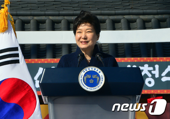 박근혜 대통령이 10일 오후 경북 안동에 위치한 경상북도 신청사 개청식에 참석해 축사하고 있다.2016.3.10/뉴스1 © News1 이종현 기자
