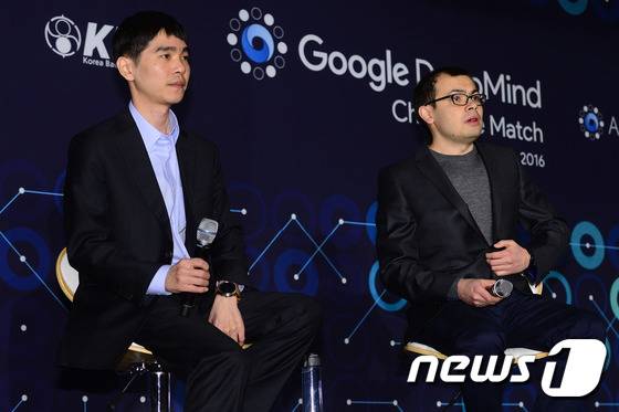 이세돌 9단과 데미스 하사비스 구글 딥마인드 대표가 10일 오후 서울 종로구 포시즌스 호텔에서 구글 알파고와의 2차 대국을 끝낸 뒤 열린 기자회견에서 취재진의 질문을 기다리고 있다. 이세돌 9단은 이날 열린 '구글 딥마인드 챌린지 매치' 5번기 제2국에서 알파고에 211수 끝에 백 불계패했다. 2016.3.10/뉴스1 © News1 임세영 기자