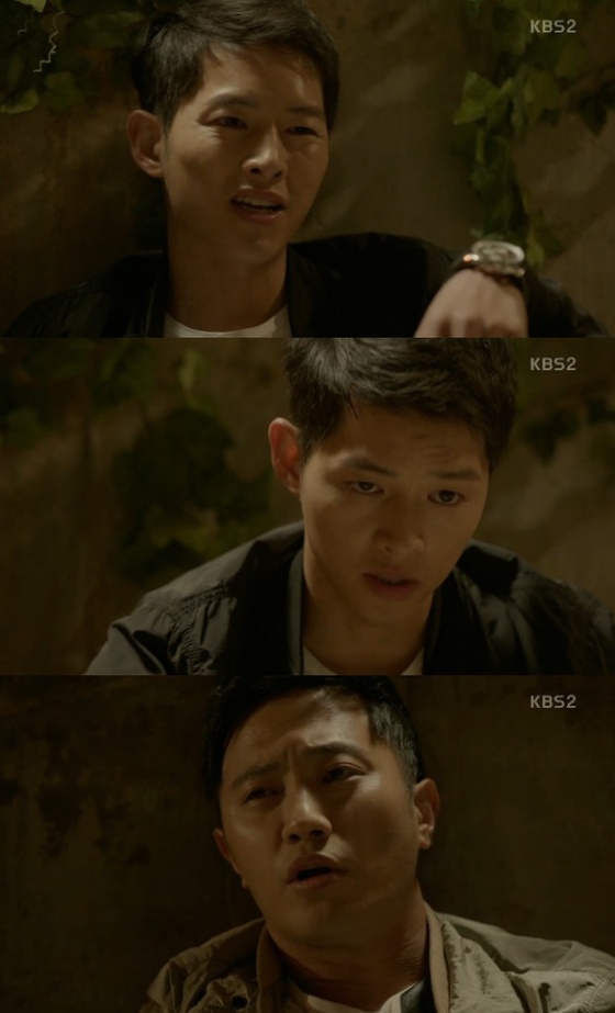 '태양의 후예' 송중기가 한국에 돌아온 후에도 송혜교를 그리워했다.  © News1star / KBS2 '태양의 후예' 캡처