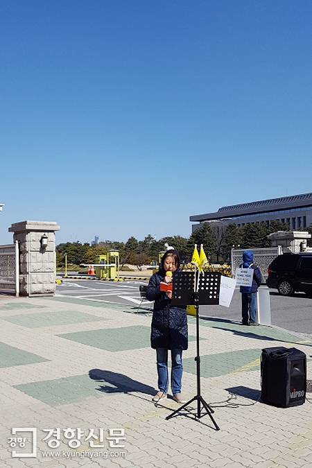 경기 양평에서 온 이연환씨(47)가 10일 시민 필리버스터에 참여해 발언을 하고 있다