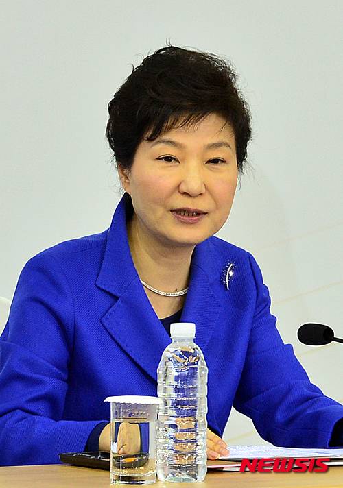 【대구=뉴시스】전진환 기자 = 박근혜 대통령이 10일 오전 스포츠 문화·산업 비전 보고대회가 열린 대구시 수성구 대구육상진흥센터에서 모두발언을 하고 있다. 2016.03.10.   amin2@newsis.com