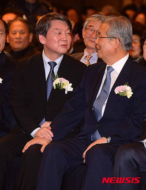 【서울=뉴시스】전신 기자 = 더불어민주당 김종인 비상대책위원회 대표와 국민의당 안철수 공동대표가 10일 서울 세종문화회관 세종홀에서 열린 김종필 전 국무총리의 정치인생을 담은 '김종필 증언록' 출판 기념회에서 대화를 나누고 있다. 2016.03.10.   photo1006@newsis.com