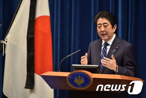 아베 신조 일본 총리가 '동일본 대지진 5주기'를 하루 앞둔 10일 도쿄 총리 관저에서 기자회견을 하고 있다. © News1