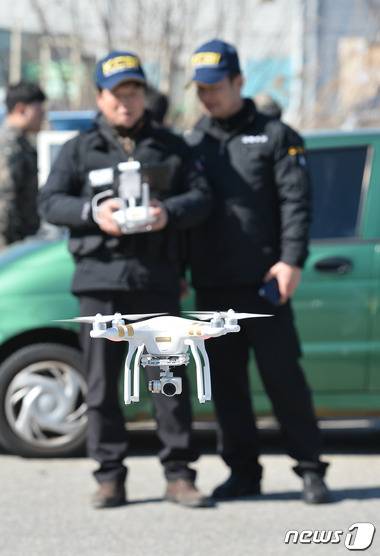 신원영(7)군이 계모에게 학대받고 실종된지 21일째인 11일 오후 경기도 평택시 포승읍 인근의 한 수로에서 경기지방경찰청, (사)한국드론산업협회 관계자들이 드론을 띄우고 있다. 2016.3.11/뉴스1 © News1 이재명 기자