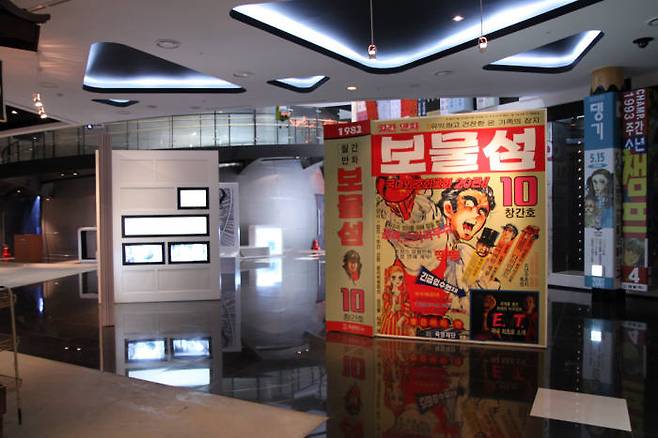 -3층 대형 잡지 조형물