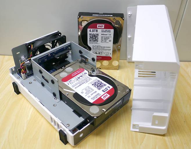 시놀로지 DS216j의 HDD 탑재 구조