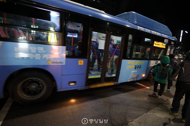 새벽 2시20분 706번 막차가 도착하자 승객들이 버스를 타고 있다. 신인섭 기자