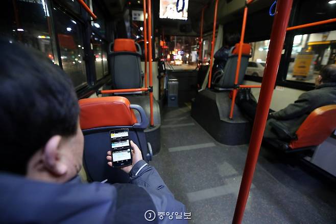 대리운전을 하는 한 승객이 스마트폰에 설치된 대리운전 앱을 보고 있다. 신인섭 기자