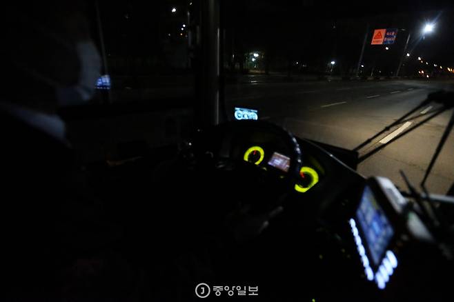 버스 밖 풍경은 캄캄하다. 버스 전조등 불빛만이 도로에 비치고 있다. 신인섭 기자