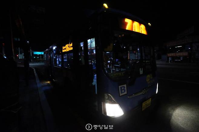 승객을 내려준 706번 버스가 출발하고 있다. 신인섭 기자