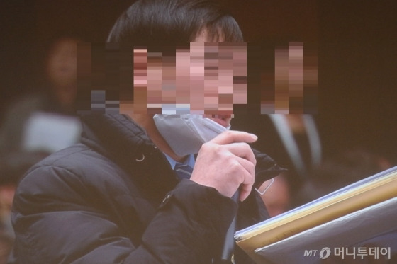 10일 삼성전자 서초사옥에서 열린 '제47차 주주총회'에서 '1표'를 가진 삼성전자의 한 주주가 사외이사 선임건 등에 대해 반대의사를 표명하며 찬반투표를 요구하고 있다./사진=오동희 기자