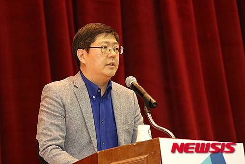 【고창=뉴시스】김종효 기자 = 11일 더불어민주당 전북도당이 4.13 총선을 대비 조직력 결속과 승리다짐을 위해 고창실내체육관에서 '정읍·고창필승결의대회'를 개최했다.   故 김대중 전 대통령의 삼남인 김홍걸 더민주 국민통합위원장이 참석해 자신의 정치 행보는 "어머니 이희호 여사 생전 정권교체가 목표"라고 말했다. 2016.03.11.   seun6685@newsis.com