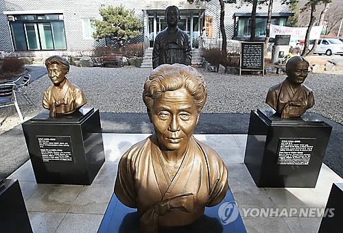 29일 경기도 광주시 위안부 피해 할머니들의 쉼터 나눔의집에 돌아가신 할머니들의 흉상이 서 있다. 전경