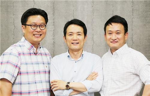 '한글 공부방 지원 프로젝트'를 펼치고 있는 서경덕 교수, 에듀윌의 양형남 대표, 방송인 서경석(왼쪽부터)