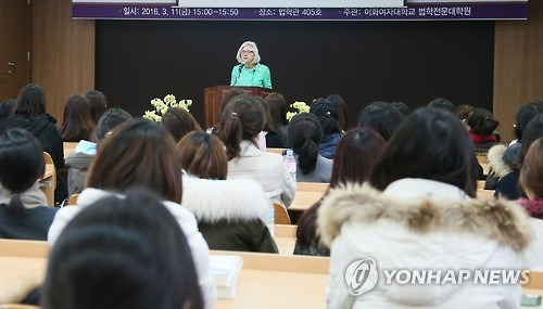 강연하는 비벌리 맥라클린 캐나다 대법원장     (서울=연합뉴스) 류효림 기자 = 캐나다 대법원장 비벌리 맥라클린(Beverley mclachlin)이 11일 오후 서울 서대문구 이화여대 법학관에서 특별강연을 펼치고 있다.     ryousanta@yna.co.kr