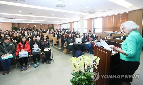 이화여대 강단에 선 비벌리 맥라클린 캐나다 대법원장     (서울=연합뉴스) 류효림 기자 = 캐나다 대법원장 비벌리 맥라클린(Beverley mclachlin)이 11일 오후 서울 서대문구 이화여대 법학관에서 특별강연을 펼치고 있다.     ryousanta@yna.co.kr