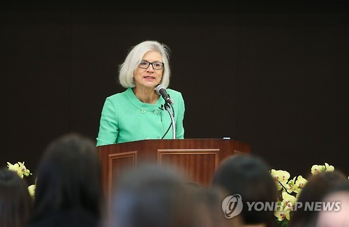 이화여대 강단에 선 비벌리 맥라클린 캐나다 대법원장     (서울=연합뉴스) 류효림 기자 = 캐나다 대법원장 비벌리 맥라클린(Beverley mclachlin)이 11일 오후 서울 서대문구 이화여대 법학관에서 특별강연을 펼치고 있다.     ryousanta@yna.co.kr