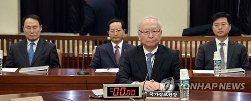 국회 정보위 출석한 국정원     (서울=연합뉴스) 배재만 기자 = 이병호 국정원장이 11일 오후 국회에서 열린 북한의 사이버테러 위협과 관련한 긴급 정보위원회 전체회의에 참석하고 있다. 왼쪽부터 이헌수 국정원 기조실장, 김진섭 1차장, 이 국정원장, 최윤수 2차장.     scoop@yna.co.kr