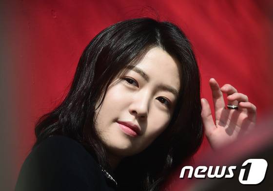 배우 심은경이 최근 서울 종로구 삼청동의 한 카페에서 진행된 영화 '널 기다리며' 인터뷰에서 극 중 희주 캐릭터를 연기하기 어려웠다고 고백했다. © News1star / 권현진 기자