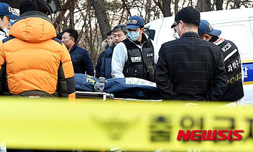 【평택=뉴시스】이정선 기자 = 30대 계모가 예비 초등생 자녀를 학대하고 길에 버린 사건의 피해자인 신원영(6)군을 암매장했다고 자백한 12일 오전 경기도 평택시 청북면의 한 야산에서 신 군의 시신으로 추정되는 사체가 이송되고 있다. 2016.03.12.   ppljs@newsis.com