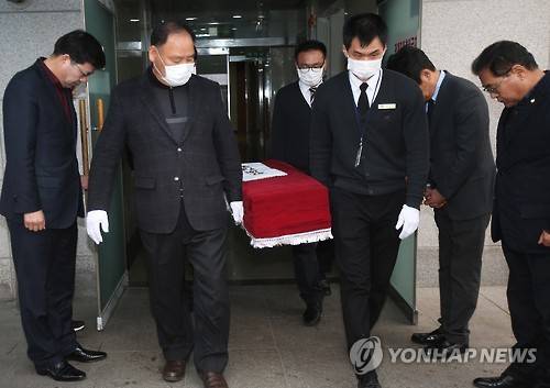 계모에게 학대받다 숨진 신원영군 발인     (평택=연합뉴스) 홍기원 기자 = 13일 오전 경기도 평택시 평택장례문화원에서 엄수된 계모에게 학대받다 숨진 신원영군 발인에서 장례식장 관계자들이 운구를 하고 있다. 2016.3.13     xanadu@yna.co.kr
