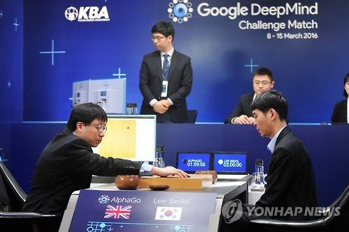 <세기의 대국> 제4국 알파고 첫 수     (서울=연합뉴스) 13일 서울 종로구 포시즌스 호텔에서 열린 '구글 딥마인드 챌린지 매치'에서 구글 인공지능 바둑 프로그램 '알파고'와 이세돌 9단의 제4국에서 알파고 대리인 아자황이 첫 수를 두고 있다. 2016.3.13     [한국기원 제공]     zjin@yna.co.kr
