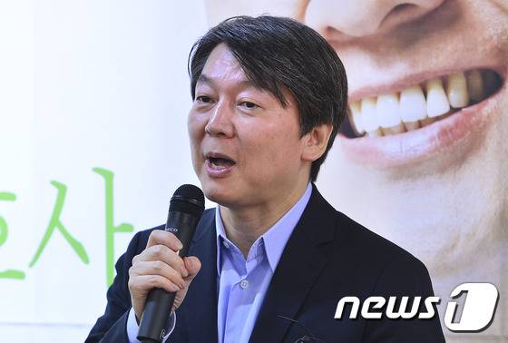 안철수 국민의당 공동대표가 지난 14일 오후 서울 동작구 장진영 동작을 국회의원 예비후보 사무실 개소식에서 축사를 하고 있다. /뉴스1 © News1 신웅수 기자