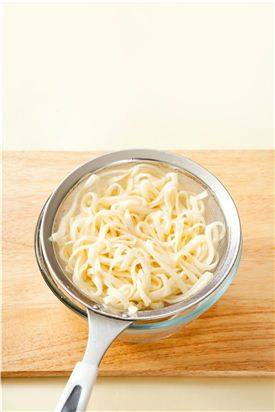 1. 생면은 끓는 물에 소금을 약간 넣고 끓여 끓어오르면 젓가락으로 살살 저어가며 삶아 찬물에 헹구어 물기를 뺀다.