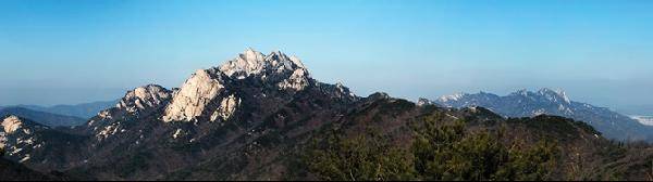 [월간산]보국문~대성문 사이의 망대에서 바라본 삼각산. 백운대, 만경대, 인수봉 세 암봉이 산 한가운데 바위꽃처럼 피어올랐다. 맨왼쪽이 원효봉, 그 오른쪽 은 염초봉이다. 오른쪽 뒤로 오봉에서 자운봉~만장봉~선인봉으로 이어지는 도봉산릉도 한눈에 들어온다.