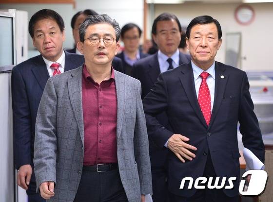 이한구 새누리당 공천관리 위원장이 전날 오후 서울 영등포구 새누리당사에서 7차 경선 및 우선·단수추천 지역 심사 결과발표를 하기 위해 회견장으로 걸어가고 있다.2016.3.15/뉴스1 © News1 민경석 기자