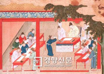 송나라 때부터 본격화한 과거시험 광경. 송대에 본격적으로 실시된 과거시험 모습. 황제 앞에서 치르는 전시는 황권을 강화하고 신분제를 허무어 근대화의 길을 열었다는 평가를 받고 있다.