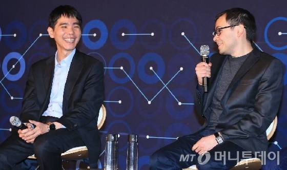 이세돌 9단이 13일 오후 서울 광화문 포시즌스 호텔에서 '구글 딥마인드 챌린지 매치' 알파고와 네번째 대국 후 열린 기자회견에서 데미스 하사비스 구글 딥마인드 CEO의 답변을 들으며 미소 짓고 있다.