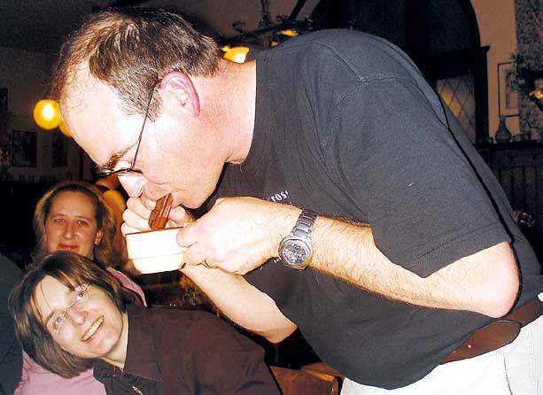 ‘호주의 초코파이’라 불리는 팀탐은 호주국민 두 집 중 한 집엔 꼭 비축돼있는 국민과자다.‘팀탐 슬램’(맨 위)은 팀탐을 맛있게 즐기는 법으로 인터넷에서도 화제가 되고 있다.