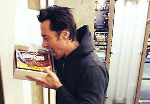 &lsquo;호주의 초코파이&rsquo;라 불리는 팀탐은 호주국민 두 집 중 한 집엔 꼭 비축돼있는 국민과자다. 또한 휴잭맨(아래 오른쪽) 같은 유명 스타들도 팀탐을 먹는 모습을 SNS에 올리며 &lsquo;팀탐 마니아&rsquo;임을 입증하고 있다. [출처=휴 잭맨 인스타그램 등]