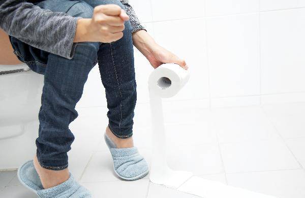 [헬스조선]어린 자녀가 변비로 고생한다면 소아치질로까지 진행될 수 있어 각별한 주의가 요구된다. 소아변비를 예방하려면 식이섬유가 풍부한 음식으로 아침을 챙겨주는 것이 좋다/사진=조선일보 DB