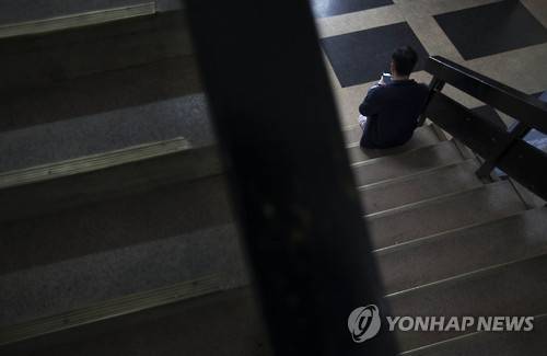 12% 넘어선 청년실업률…     (서울=연합뉴스) 윤동진 기자 = 청년들의 취업난이 갈수록 심해지고 있다. 통상 1∼2월은 고용시장에도 한파가 부는 시기이지만 올해 2월에는 청년실업률이 처음으로 12%대를 넘어서면서 꽁꽁 얼어붙었다. 높은 청년 실업률이 일본의 장기 침체기처럼 오랫동안 지속될 수 있다는 어두운 전망도 나오고 있다.      사진은 16일 오후 서울의 한 대학에서 학생이 학생회관 계단에 앉아 있는 모습. 2016.3.16     mon@yna.co.kr