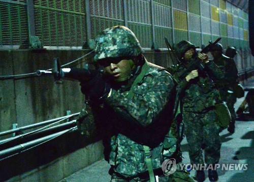 '적 침투 꼼짝 마'     (동해=연합뉴스) 16일 밤 강원 동해항 일원에서 항만과 주둔지 방호능력 향상을 위해 실시한 통합항만 방호훈련에서 해군 1함대 5분 전투대기 부대와 청원경찰 등이 동해항 민항에서 수색하고 있다.     키 리졸브(KR)연습의 하나로 시행된 훈련은 황산저장고를 폭파하고자 동해항 여객선터미널로 침투한 적 특작부대를 가정해 육군 제23보병사단 동천연대, 동해지방해양수산청 등 인근 군부대와 관계기관이 함께했다. 2016.3.17[해군 1함대]     yoo21@yna.co.kr