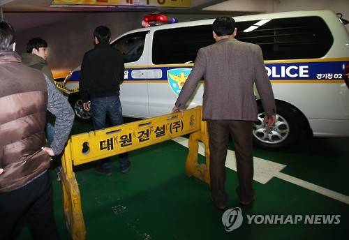 실종된 분당 예비군 신원창씨 숨진채 발견     (성남=연합뉴스) 홍기원 기자 = 예비군 훈련을 마친뒤 실종된 신원창(29)씨가 숨진채 발견된 17일 오후 시신이 발견된 경기도 성남시 분당구의 한 건물 지하주차장 입구를 경찰이 통제하고 있다.