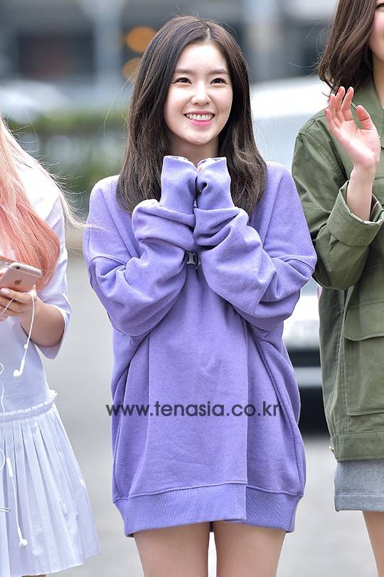 레드벨벳 아이린이 포즈를 취하고 있다.