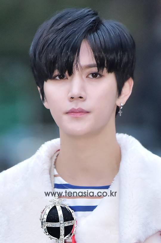 뉴이스트 렌이 18일 오전 서울 여의도동 KBS신관에서 열린 ‘뮤직뱅크’ 리허설에 참석하고 있다.