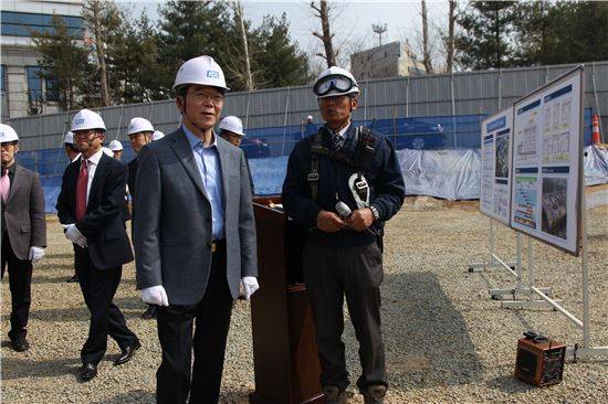 강호인 국토교통부 장관(오른쪽 두번째)이 노원구 하계동 '제로에너지주택 실증단지'를 방문해 실무진으로부터 공사 진척 상황을 보고받고 있다.