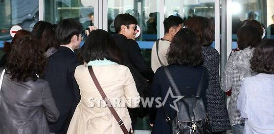 [★포토]이병헌, '팬들 사랑에 함박웃음'